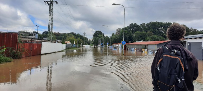 POSKYTNUTÍ PENĚŽITÉ POMOCI DOMÁCNOSTEM POSTIŽENÝM POVODNĚMI