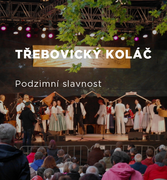 foto pódia s tanečnicemi a nápisem Třebovický koláč a podzimní slavnost